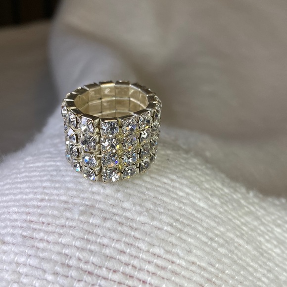 Jewelry - Stunning Rhinestone Ring